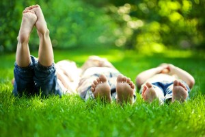kids-feet-grass